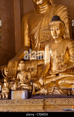 Myanmar, Burma. Shwedagon-Pagode, Yangon, Rangun. Buddha-Schrein. Stockfoto