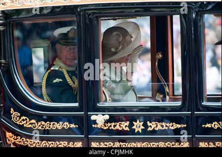 Der Herzog & Herzogin von Cornwall, Prinz Charles und Camilla Parker-Bowles nach der Hochzeit von Prinz William & Kate Middleton. Stockfoto