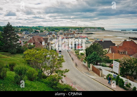 Arromanche, Normandie, Frankreich. Die Stadt, die Klippen und die Reste der "Mulberry" künstliche Hafen aus dem zweiten Weltkrieg. Stockfoto