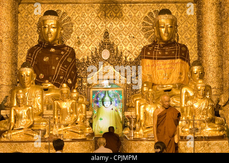 Myanmar, Burma. Shwedagon-Pagode, Yangon, Rangun. Abends leuchtet Illuminate Gläubige beten in einem buddhistischen Schrein. Stockfoto