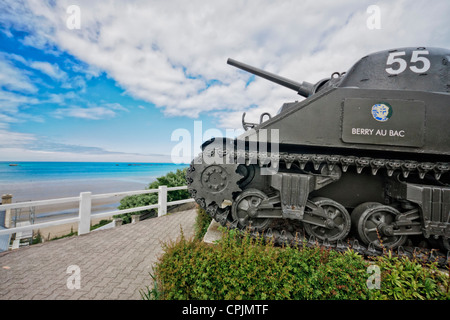 Arromanche-Les-Baines, Normandie. Kanadische Sherman-Panzer mit Blick auf den Strand und die Reste des künstlichen Hafens "Mulberry". Stockfoto