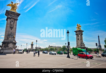 Paris, Frankreich. Säulen in der Nähe von Pont De La Concorde Brücke über dem Fluss Seine. Auf der rechten Seite sehen der Eiffelturm. Stockfoto