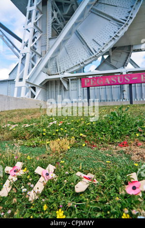 Memorial Kreuze an Pegasus Bridge, Taken by British airborne Kräfte während der Juni 1944 Invasion der Normandie (Operation Overlord) Stockfoto