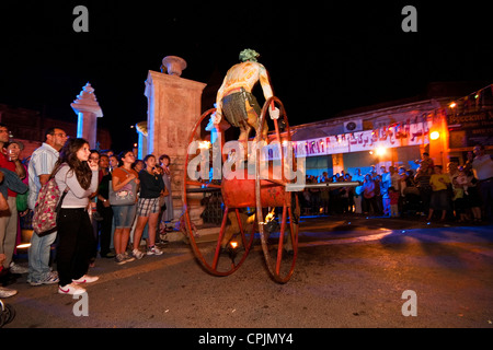 Jerusalem, Israel. Akrobaten führen eine Straße Show auf dem Muristan Platz in der Altstadt während der 2010 Festival des Lichts. Stockfoto