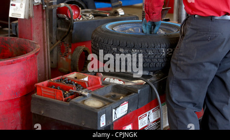 Garage Mechaniker, Techniker ändert einen Reifen in einem Kfz-Shop. Stockfoto