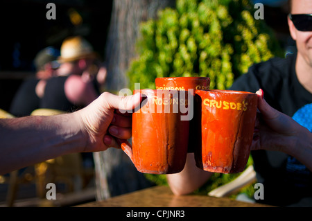 drei Hände halten Bier machen einen toast Stockfoto