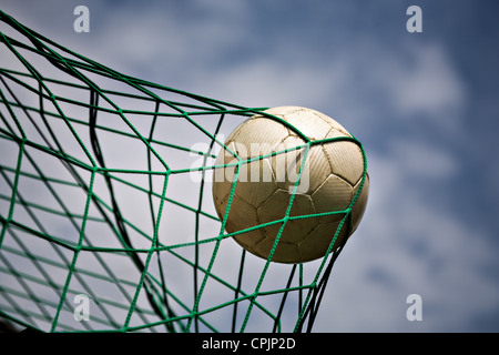 symbolisches Bild für Ziel mit einem Fußball im Netz Stockfoto