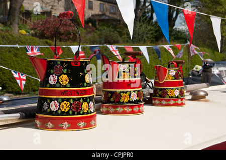 Nahaufnahme von traditionellen handbemalten Buckby Gießkannen auf Schmalboot Schmalboot Skipton North Yorkshire England Vereinigtes Königreich GB Großbritannien Stockfoto