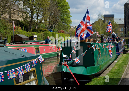 Dekorierte Schmalboote Schmalboote Schmalboote fahren auf dem Kanal während des Skipton Waterway Festivals North Yorkshire Dales England Großbritannien Großbritannien Großbritannien Großbritannien Großbritannien Großbritannien Großbritannien Großbritannien Großbritannien und Nordirland Stockfoto