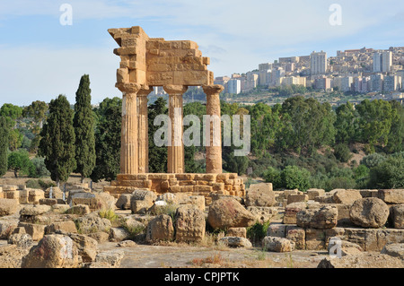 Agrigento. Sizilien. Italien. Tempel der Dioskuren (aka Tempel von Castor & Pollux), Tal der Tempel archäologischen Stätte. Stockfoto