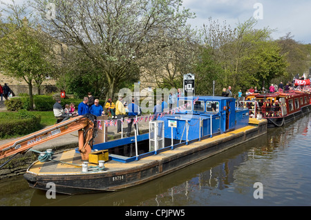 Canal Dredger Barge Boot mit Kran Skipton North Yorkshire England UK Vereinigtes Königreich GB Großbritannien Stockfoto