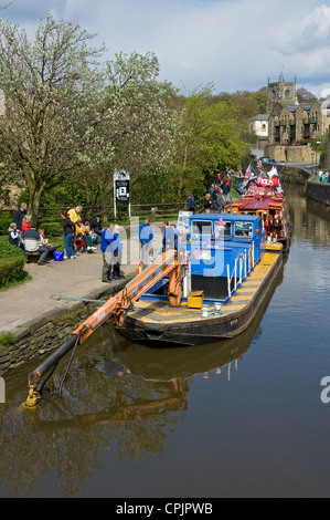 Canal Dredger Barge Boot mit Kran Skipton North Yorkshire England UK Vereinigtes Königreich GB Großbritannien Stockfoto