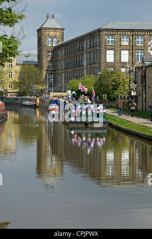 Narrowboats Narrow boats boat on the Leeds Liverpool Canal Skipton North Yorkshire Dales National Park England Vereinigtes Königreich GB Großbritannien Stockfoto