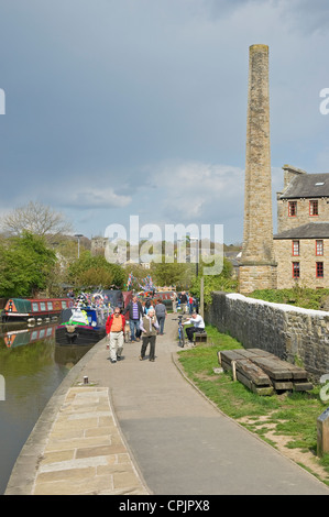 Menschen Touristen Besucher, die auf dem Schleppweg des Leeds- und Liverpool-Kanals Skipton North Yorkshire Dales England Großbritannien Großbritannien Großbritannien Großbritannien Großbritannien Großbritannien Großbritannien Großbritannien Großbritannien Großbritannien Großbritannien Großbritannien und Nordirland wandern Stockfoto