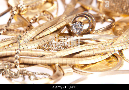 Ein Haufen bestehend aus alt/Antik Schmuck bereit für recycling auf weißem Hintergrund isoliert Stockfoto