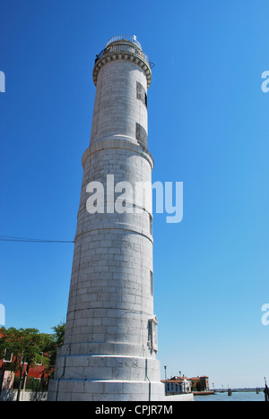 Weißen Leuchtturm auf der Insel Murano in einem sonnigen Tag, Venedig, Italien Stockfoto