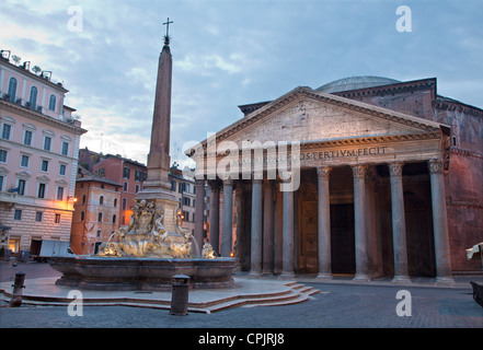 Rom - Brunnen von Piazza della Rotonda und Pantheon morgens Stockfoto