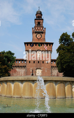 Castello Sforzesco, Haupteingang an Filarete Turm und Brunnen, Mailand, Lombardei, Italien Stockfoto