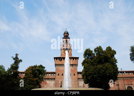 Castello Sforzesco, Haupteingang an Filarete Turm und Brunnen, Mailand, Lombardei, Italien Stockfoto