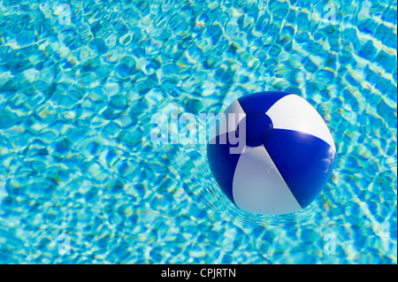 Blaue und weiße Wasserball im klaren Wasser des Swimmingpools Stockfoto