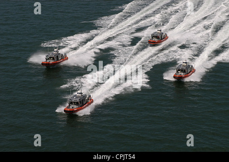 Küstenwache Krisenreaktions-25-Fuß-Boote aus der Station St. Petersburg Praxis hautnah Bootsbeherrschung 12. Juni 2007 in der Nähe von Tampa Bay. Stockfoto