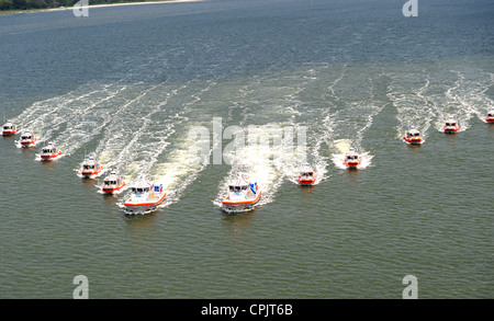 US Küstenwache Krisenreaktions-Boote patrouillieren in Bildung auf den St. John River 11. Mai 2011 in der Nähe von Mayport, FL. Stockfoto