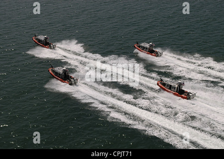 Küstenwache Krisenreaktions-25-Fuß-Boote aus der Station St. Petersburg Praxis hautnah Bootsbeherrschung 12. Juni 2007 in der Nähe von Tampa Bay. Stockfoto