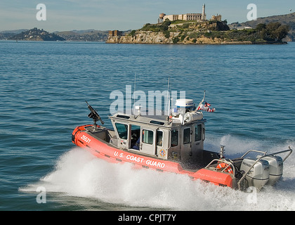 Eine Küstenwache 25 Fuß Antwort Boot Patrouillen in der Nähe von Alcatraz Island 10. Februar 2011 in San Francisco Bay. Stockfoto