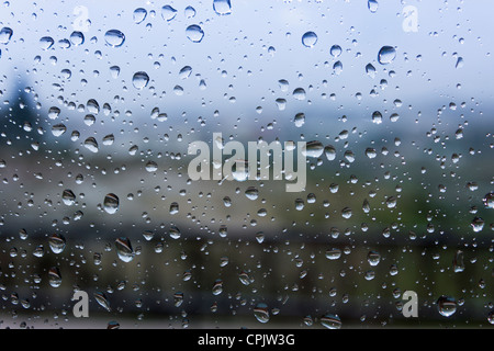 Regentropfen auf der Fensterscheibe. Stockfoto