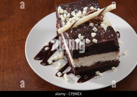 Mousse au Chocolat Torte geschichtet mit dekadenten Marscapone, weiße Schokolade, dunkle Schokolade und Sirup. Stockfoto