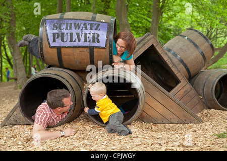 junge Familie, Spielplatz, Sauerland Park in der Nähe von Hemer, Sauerland, Nordrhein-Westfalen, Deutschland Stockfoto