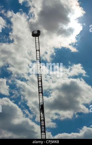 Feuerwehrmann Klettern erweiterte Firetruck Strichleiter Stockfoto