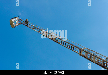 Feuerwehrmann Klettern erweiterte Firetruck Strichleiter Stockfoto