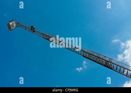 Feuerwehrmann Klettern erweiterte Firetruck Strichleiter Stockfoto