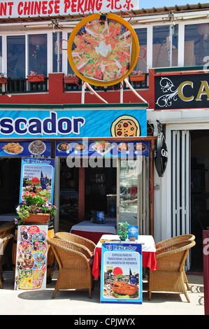 Outdoor-Restaurant in der Marina, Cala En Bosc, Menorca, Balearen, Spanien Stockfoto