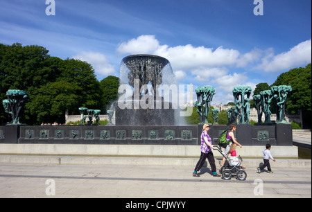 Brunnen mit Baumgruppen, von Gustav Vigeland Skulpturen aus Bronze im Vigeland Skulpturenpark, Frognerparken, Oslo, Norwegen, Eu Stockfoto