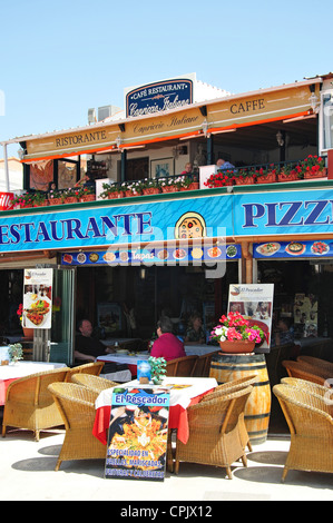 Outdoor-Restaurant in der Marina, Cala En Bosc, Menorca, Balearen, Spanien Stockfoto