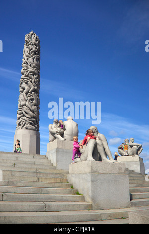 Kinder spielen auf der Monolith von Gustav Vigeland Skulpturen aus Granit im Vigeland Skulpturenpark, Frognerparken, Oslo, Stockfoto