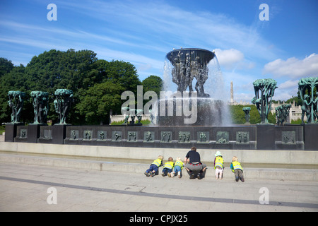 Brunnen mit Baumgruppen, von Gustav Vigeland Skulpturen aus Bronze im Vigeland Skulpturenpark, Frognerparken, Oslo, Norwegen Stockfoto