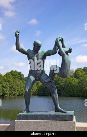 Vater und Tochter spielen, von Gustav Vigeland Skulpturen aus Bronze im Vigeland Skulpturenpark, Frognerparken, Oslo, Norwegen, Stockfoto