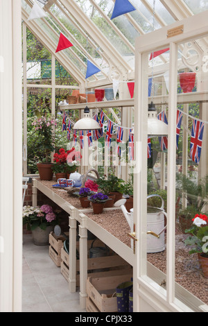 Gewächshaus mit Union Jack Bunting, RHS Chelsea Flower Show, London Stockfoto