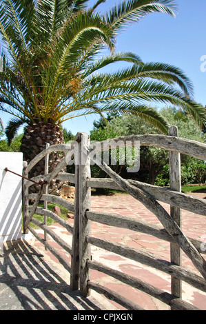 Traditionelle Oliven Holz Tor, Platja Son Xoriguer, Menorca, Balearen, Spanien Stockfoto