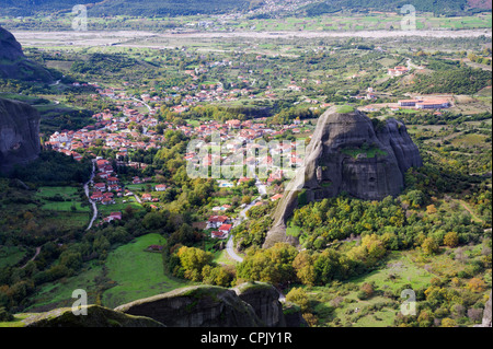 Vogelperspektive der Stadt von Kastraki, am Fuße des Gebirges Meteora in der Ebene von Thessalien, Griechenland. Stockfoto