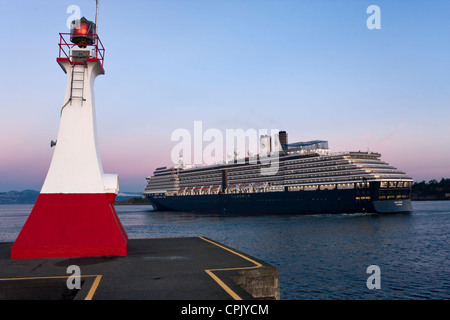 Kreuzfahrtschiff Oosterdam verlassen Hafen mit Leuchtturm im Vordergrund-Victoria, Vancouver Island, British Columbia, Kanada. Stockfoto