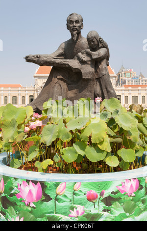 Statue von Ho Chi Minh hält ein Kind außerhalb Peoples Committee Gebäude, Ho Chi Minh Stadt (Saigon), Vietnam Stockfoto