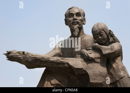 Statue von Ho Chi Minh hält ein Kind außerhalb Peoples Committee Gebäude, Ho Chi Minh Stadt (Saigon), Vietnam Stockfoto