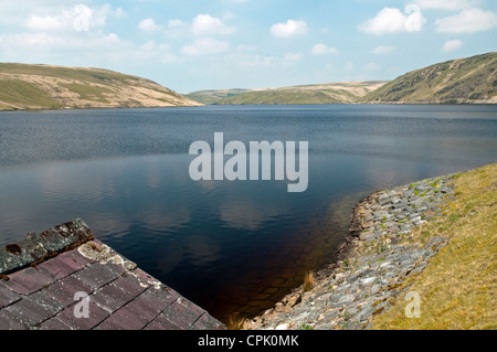 Claerwen Reservoir in Powys, Mitte Wales mit dem Claerwen National Nature Reserve hinter Stockfoto