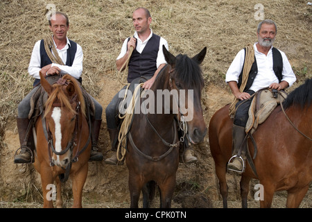 "Butteri" Cowboys warten in den Riarto dei Butteri ranching und Horsemanship-Wettbewerb in Canale Monterano, Italien konkurrieren Stockfoto