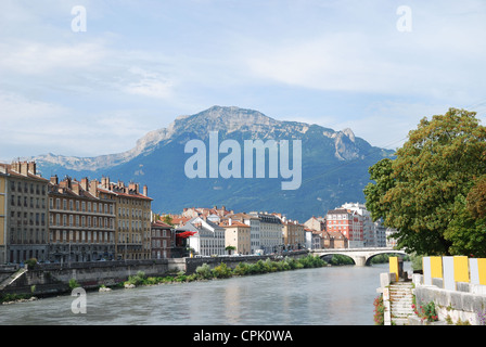 Ansicht von Grenoble mit dem breiten Fluss Isere. Stockfoto