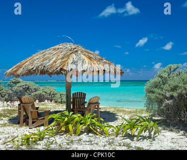 Anegada, Britische Jungferninseln, Karibik Adirondack Stühle unter einem Palapa an Kuh Wreck Bay Stockfoto